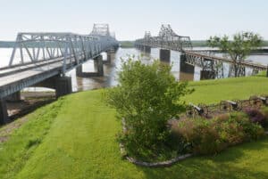 On your trip from Memphis to New Orleans, bridge across the Mississippi River and canons, a reminder of the city's role in the Civil War.